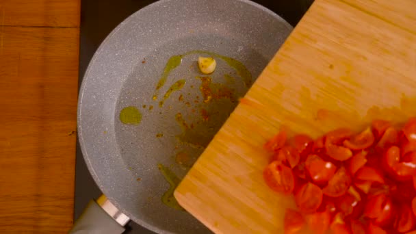 Spaghetti Koken Met Kerstomaten — Stockvideo