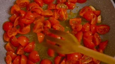 Kiraz domatesli spagetti pişiriyorum.