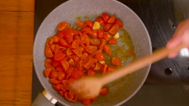 Kiraz domatesli spagetti pişiriyorum.
