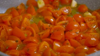 Kiraz domatesli spagetti pişiriyorum.