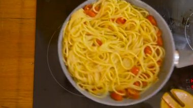 Kiraz domatesli spagetti pişiriyorum.