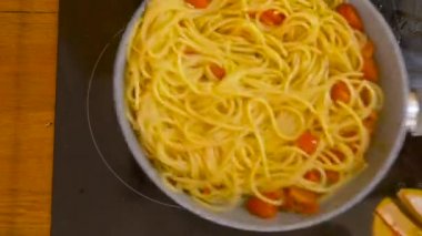 Kiraz domatesli spagetti pişiriyorum.