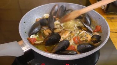 Kiraz domatesli spagetti pişiriyorum.