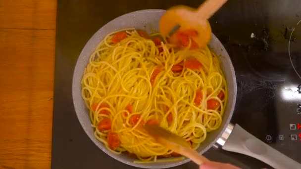 Приготовление Спагетти Помидорами Черри — стоковое видео
