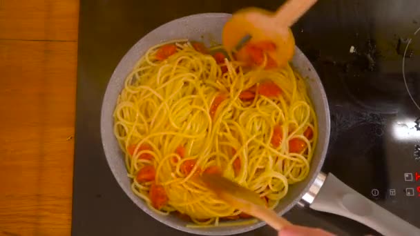 Matlagning Spaghetti Med Körsbärstomater — Stockvideo