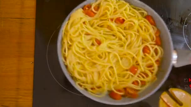 Cocinar Espaguetis Con Tomates Cherry — Vídeos de Stock