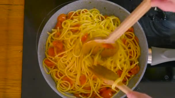 Cocinar Espaguetis Con Tomates Cherry — Vídeos de Stock