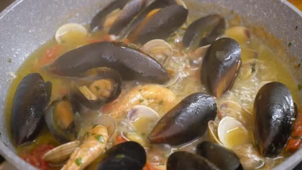 Spaghetti Koken Met Kerstomaten — Stockvideo