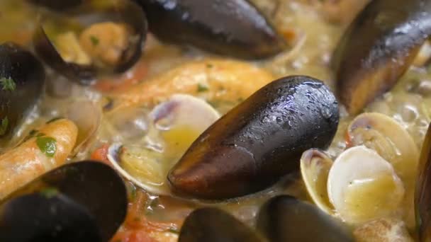 Cocinar Espaguetis Con Tomates Cherry — Vídeo de stock