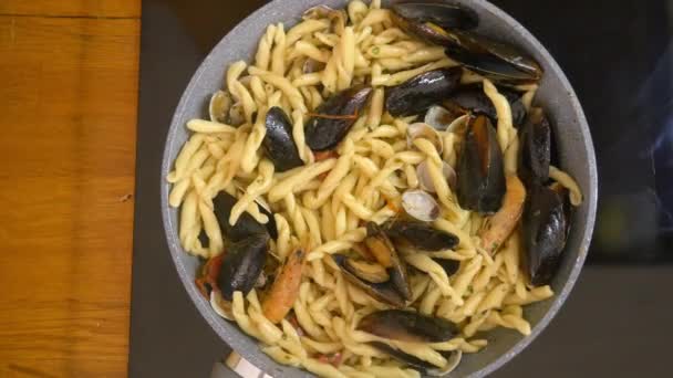 Cocinar Espaguetis Con Tomates Cherry — Vídeos de Stock