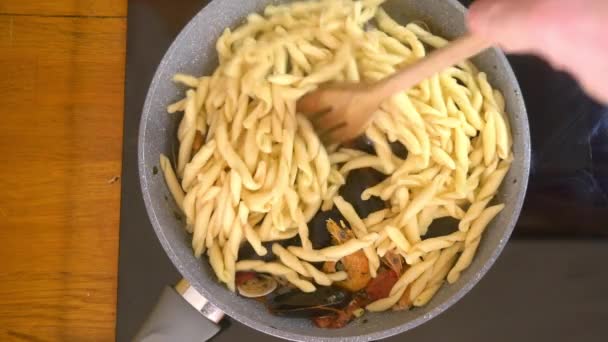 Espaguete Cozinha Com Tomates Cereja — Vídeo de Stock