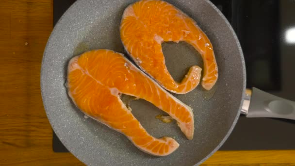 Uitzicht Het Koken Van Zalm Steaks Bruinen Geen Stok Pan — Stockvideo