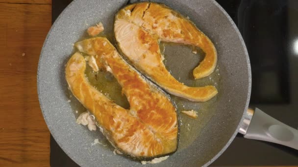 操作视图烹饪鲑鱼蒸煮他们在没有木棍锅中的褐色 健康食品 — 图库视频影像