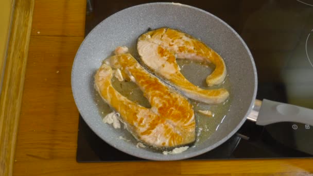 Vista Cocinar Filetes Salmón Dorándolos Una Sartén Sin Palo Alimentos — Vídeo de stock