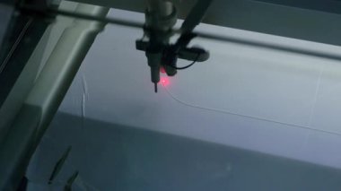 Covid 19 - lazer makinesi sosyal mesafeyi sağlamak için pleksiglas kesiyor
