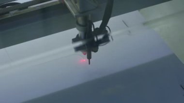 Covid 19 - lazer makinesi sosyal mesafeyi sağlamak için pleksiglas kesiyor