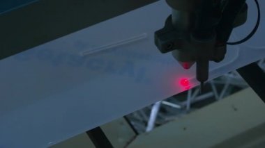 Covid 19 - lazer makinesi sosyal mesafeyi sağlamak için pleksiglas kesiyor