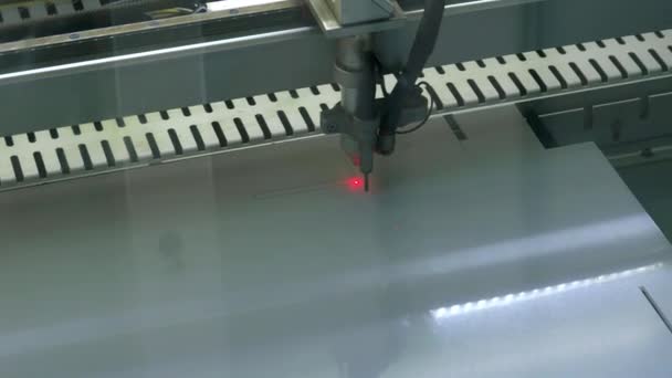 Covid Lasermaschine Schneidet Plexiglas Soziale Distanzierung Ermöglichen — Stockvideo