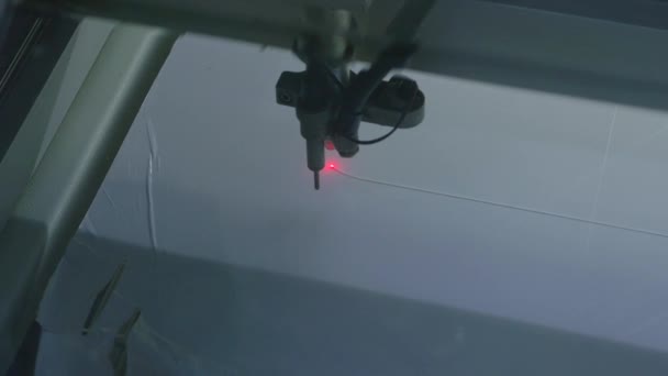 Covid Lasermaschine Schneidet Plexiglas Soziale Distanzierung Ermöglichen — Stockvideo