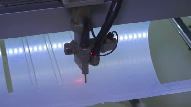 Covid Lasermachine Snijden Plexiglas Sociale Afstand — Stockvideo