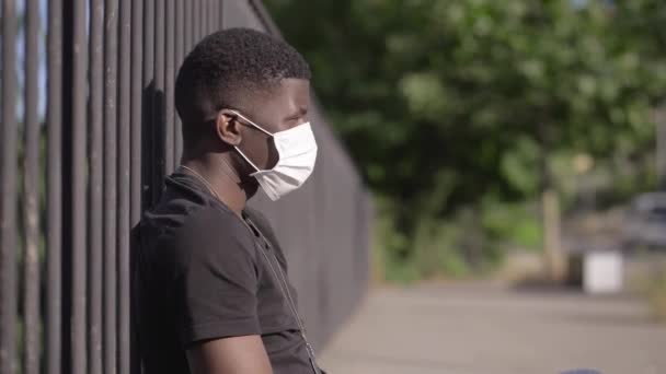 Jonge Afrikaanse Man Met Chirurgisch Masker — Stockvideo