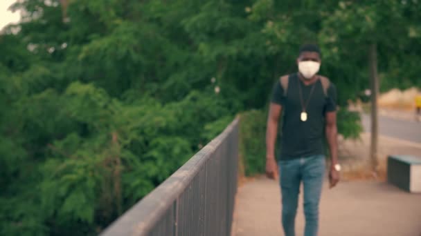 Junger Afrikaner Trägt Maske — Stockvideo