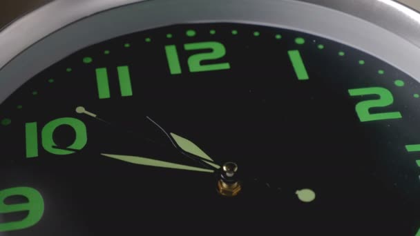 Чорний настінні годинники — стокове відео