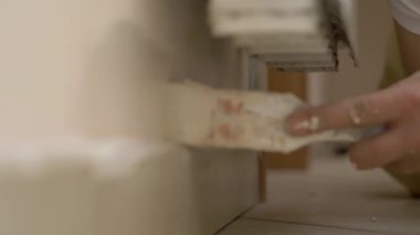 İşçi el boyama duvarı