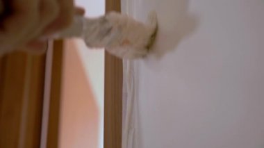 İşçi el boyama duvarı