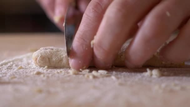 Умелые Руки Приготовление Ньокки Типичной Итальянской Пасты — стоковое видео