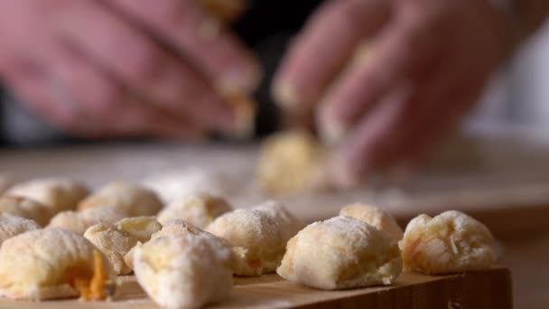 Vaardige Handen Bereiden Gnocchi Typische Italiaanse Pasta — Stockvideo