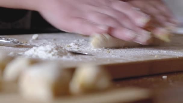 Manos Hábiles Preparando Ñoquis Pasta Típica Italiana — Vídeo de stock