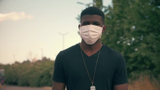 Cerrahi Maske Takan Genç Bir Afrikalı — Stok video