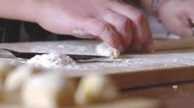 Becerikli eller tipik İtalyan makarnası hazırlıyor.