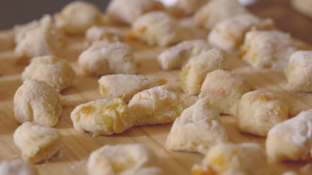 Camma Costante Gnocchi Appena Fatti Messi Sul Tagliere — Video Stock