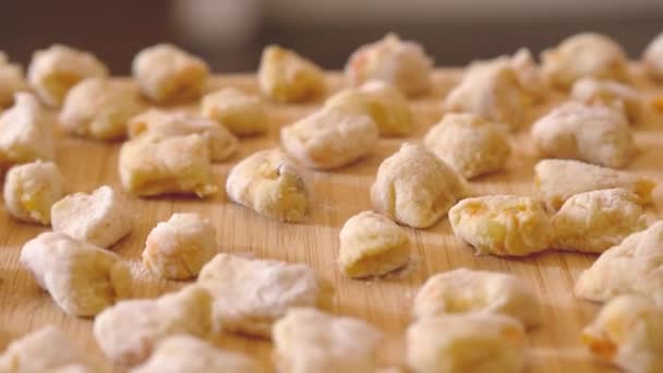 Állandó Kamera Frissen Készített Gnocchi Fel Vágódeszka — Stock videók