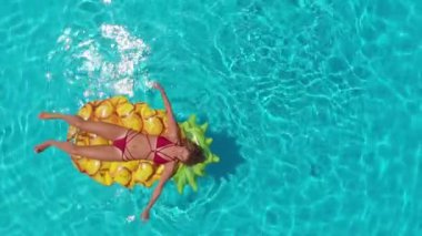 Şehvetli kadın yaz tatilinden zevk alıyor.