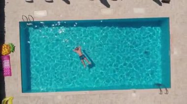 Genç adam yaz tatilinin tadını çıkarıyor.