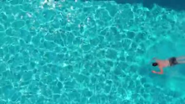 Genç adam yaz tatilinin tadını çıkarıyor.