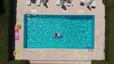 Genç adam yaz tatilinin tadını çıkarıyor.