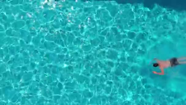 Joven Disfrutando Vacaciones Verano — Vídeo de stock