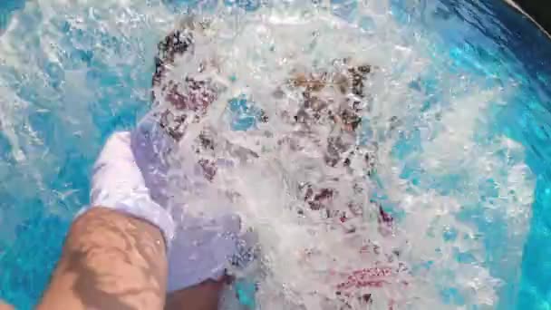 Amour Dans Piscine Jeune Couple Nageant Sous Eau — Video