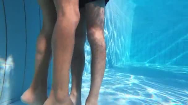 Amour Dans Piscine Jeune Couple Nageant Sous Eau — Video