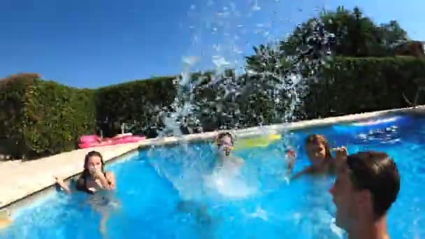 Vară Distracție Patru Prieteni Care Distrează Piscină — Videoclip de stoc