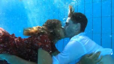 Havuzda aşk - su altında yüzen genç çift
