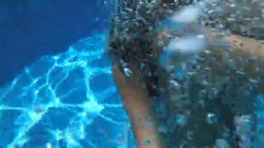 Yaz, eğlence - dört arkadaş bilardoda eğleniyor