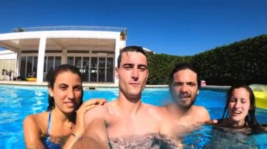 Yaz, eğlence - dört arkadaş bilardoda eğleniyor