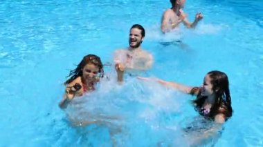 Yaz, eğlence - dört arkadaş bilardoda eğleniyor