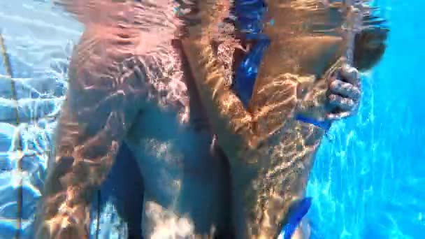 Amour Dans Piscine Jeune Couple Nageant Sous Eau — Video