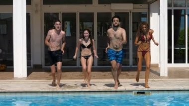 Yaz, eğlence - dört arkadaş bilardoda eğleniyor